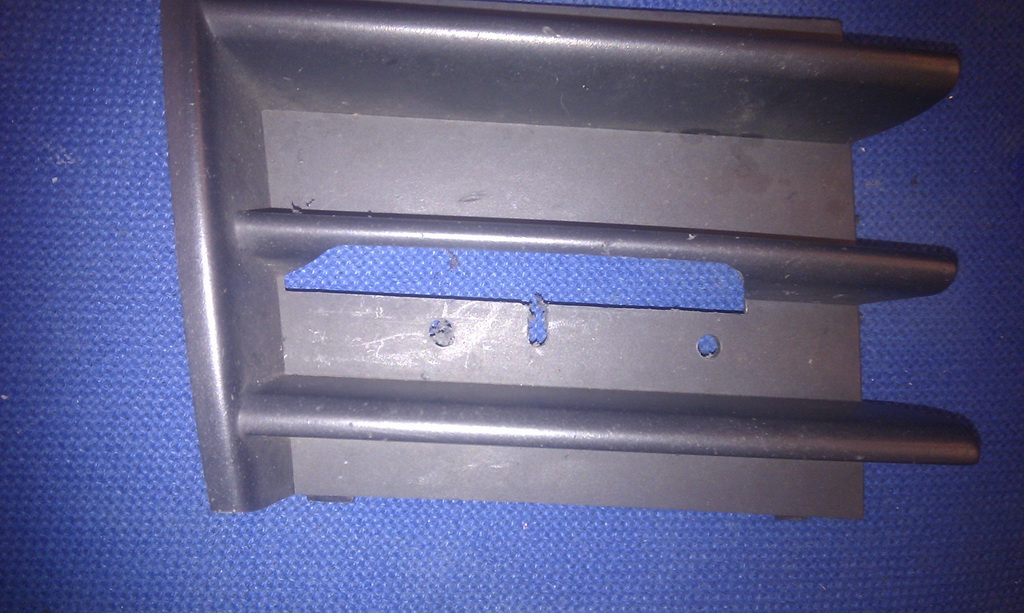 Das Gitter mit den Löchern und dem Schlitz fürs Kabel. Nimmt man den oberen Teil des Gitter muss anstelle des Schlitzes dort auch ein Loch gebohrt werden.