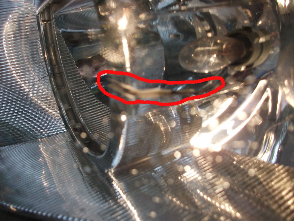 NSW vorne links. Ca. 2mm breiter Riss über die gesamte Länge des Spiegels/Reflektors auf der Außenseite.<br /><br />Sieht beim rechten NSW genauso aus.