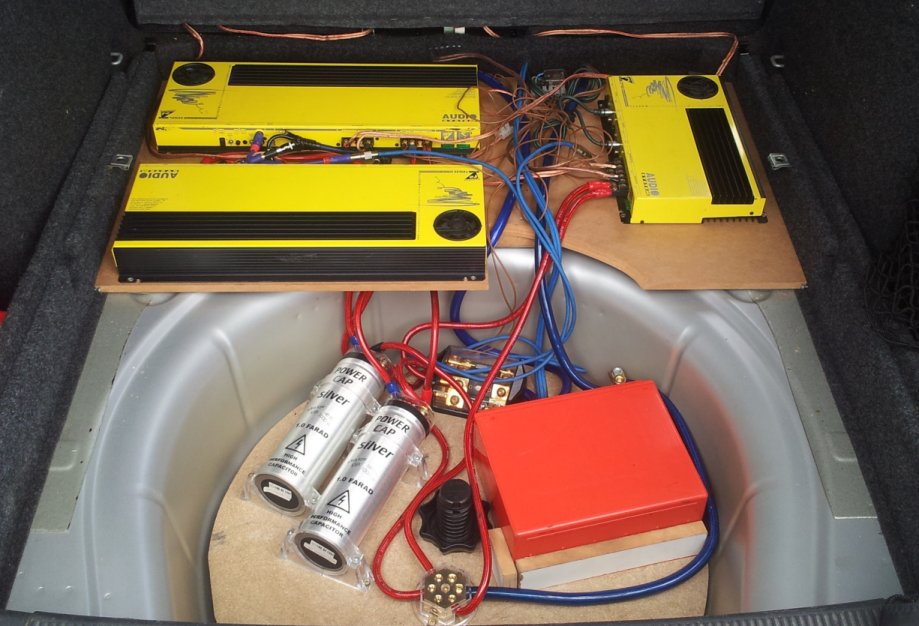 2x Audio System F2-450 mit je 700W RMS für die beiden Subwoofer und Audio System F4-240 mit 2x 225W RMS für die Frontlautsprecher. Dazu noch 2x 1F Cap und eine Hawker SBS40 Gelbatterie.