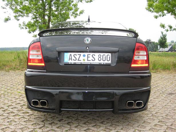 Skoda Emblem muss noch gecleant werden, andere Rückleuchten natürlich auch noch ;DD