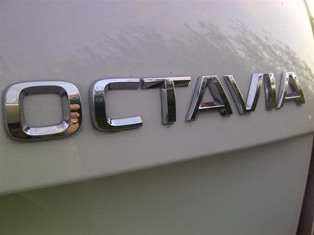Schriftzug &quot;Octavia&quot; an meinem Candy-weißen O3