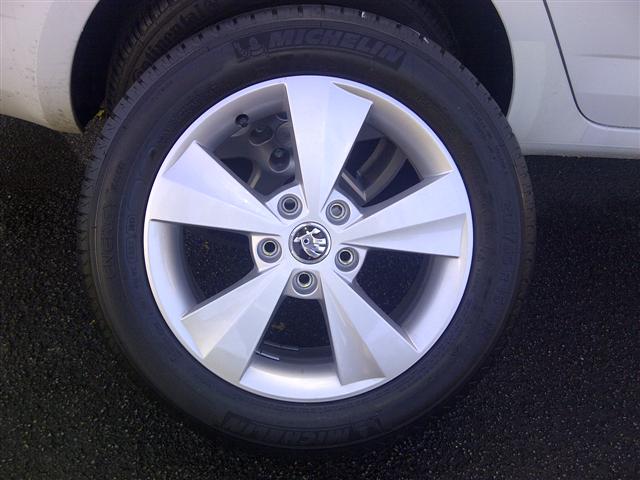 Serienbereifung beim Elegance: Leichtmetallfelgen Velorum 6,5J x 16&quot; mit 205/55-R16-Bereifung (Michelin Energy Saver Sommerreifen). Vor dem Einlagern noch schnell im Foto festgehalten.