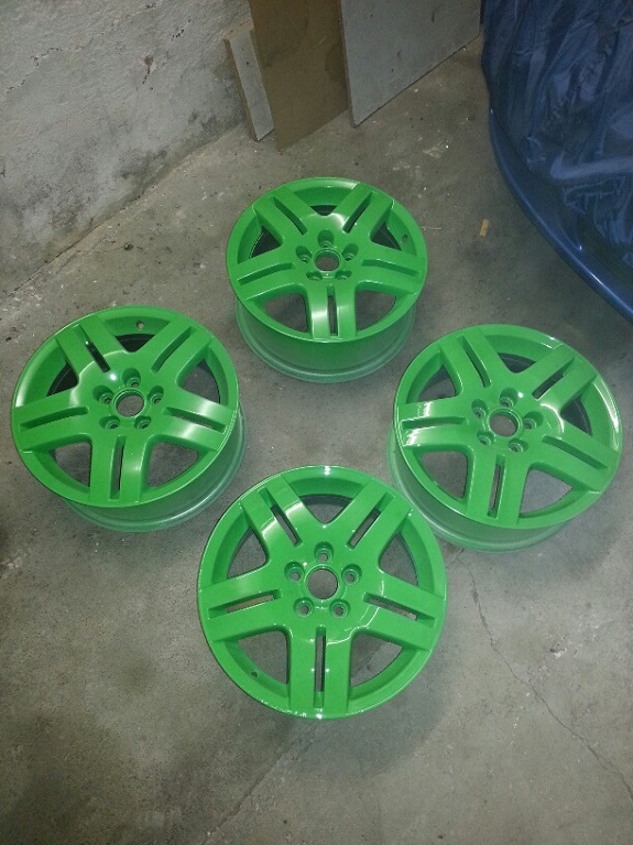 Einen  Satz Golf 4 Alu´s für den Winter. Sie waren sehr verkratzt, dafür haben sie nur etwas Spachtel und 15 Euro für den Lack gekostet !!!