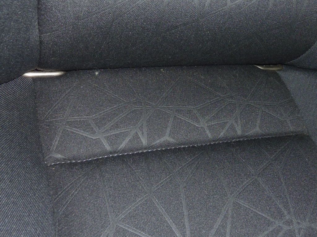 So sieht die ISO-Fix Vorrichtung ab Werk aus (Vorführwagen).