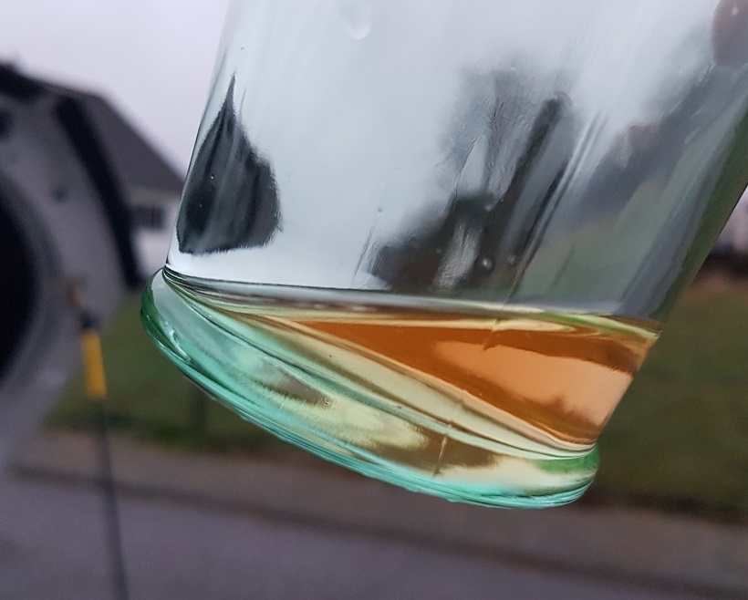 Kühlflüssigkeit entnommen mit einer Pipette. Sieht soweit gut aus.