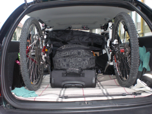 zwei Bikes, eine DAKINE-Doppel-Tasche